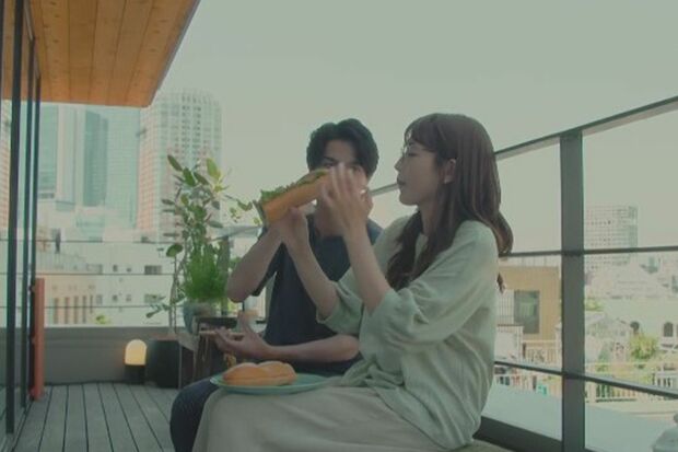 次のシーンではスマホ自体が消えていた（『着飾る恋には理由があって』9話より）