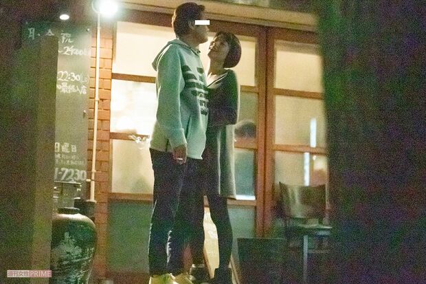 大胆“路チュー”と“恋人つなぎ”で夜の街を行く飯島直子の夫・O氏と平塚真由。関係の深さがにじみ出ていた