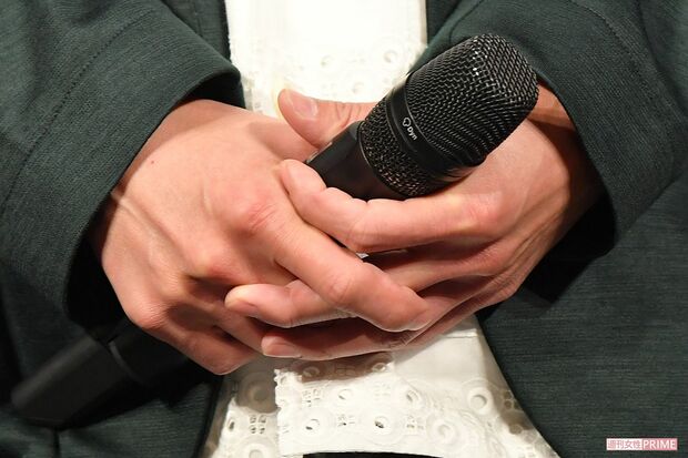 大野智のマイクを握りしめる手は少し寂しそう……。『嵐 活動休止表明会見』