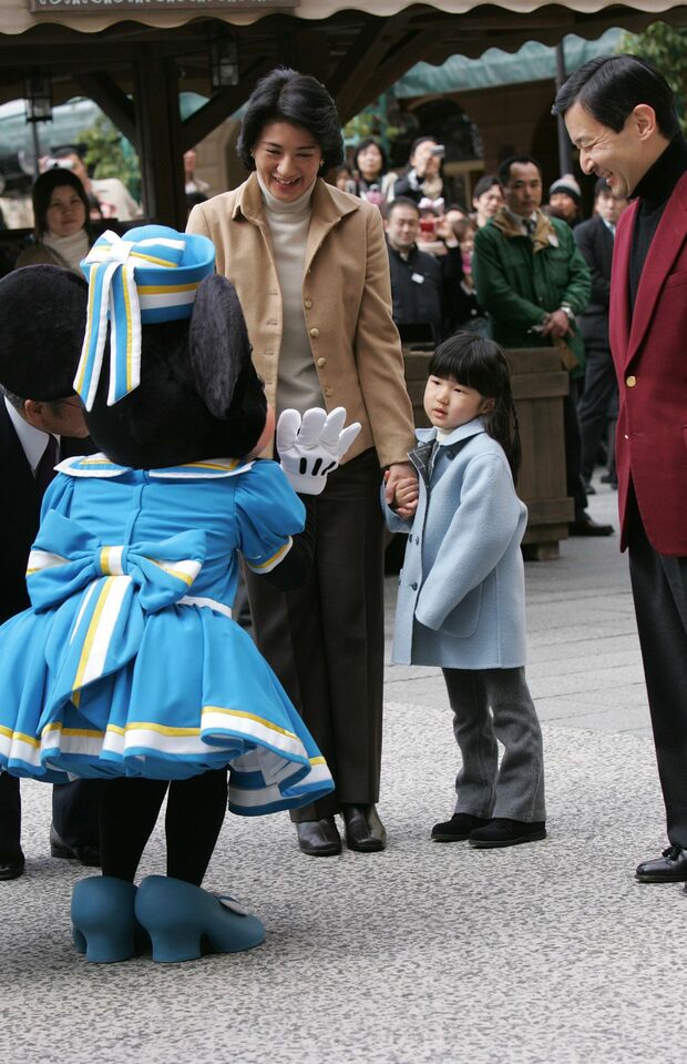 2006年3月、ディズニーランドで出迎えたキャラクターたちに愛子さまはたじたじ……