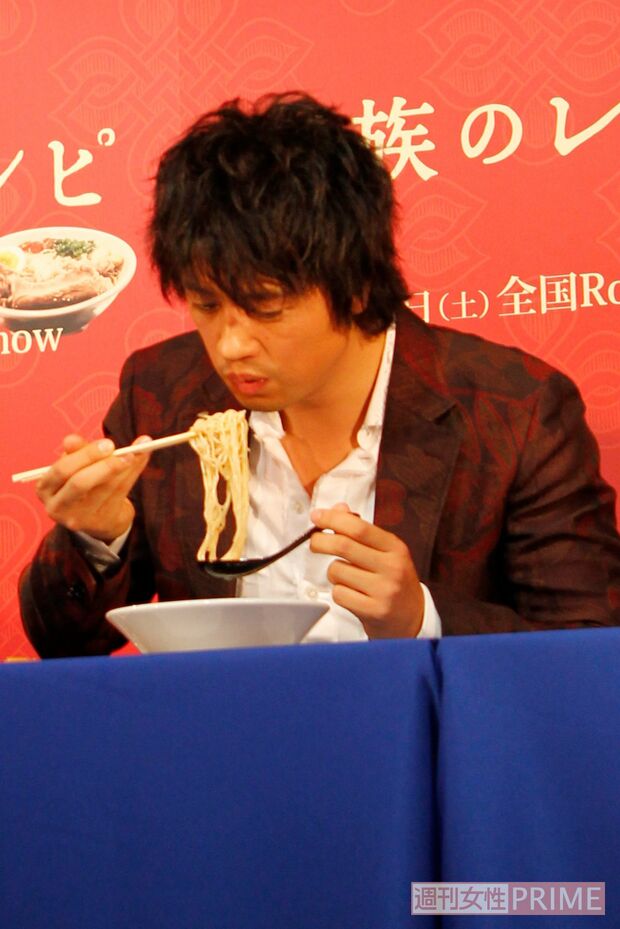 麺を食べる斎藤工