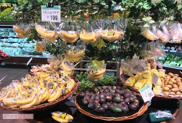 カラフルなフルーツが、果物の木のように美しく陳列されていてゴージャス！