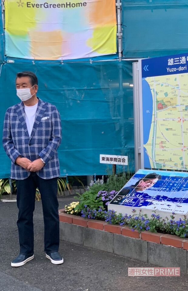 モニュメントの前で写真撮影に応じる加山雄三