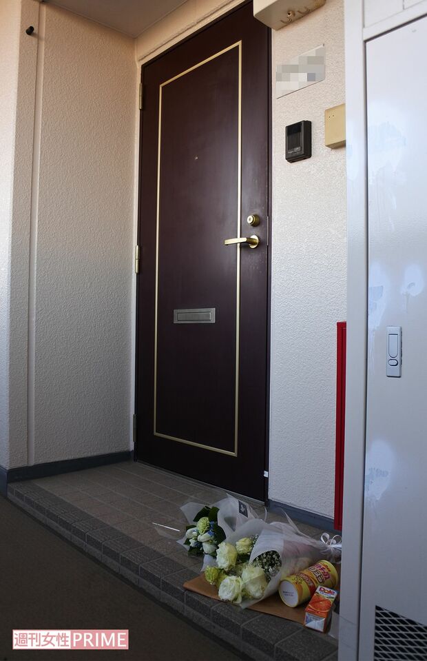 心愛さんの自宅前には花が手向けられていた