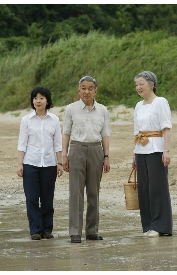 清子さんが結婚する直前、上皇ご夫妻（当時両陛下）と須崎御用邸の浜辺で（'05年7月）