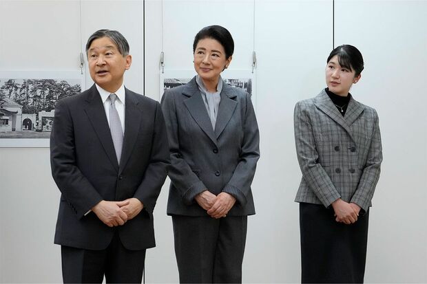 『くるみ割り人形』を鑑賞された2日後は『石川光陽写真展』をご覧になったご一家。この日もグレーのリンクコーデで