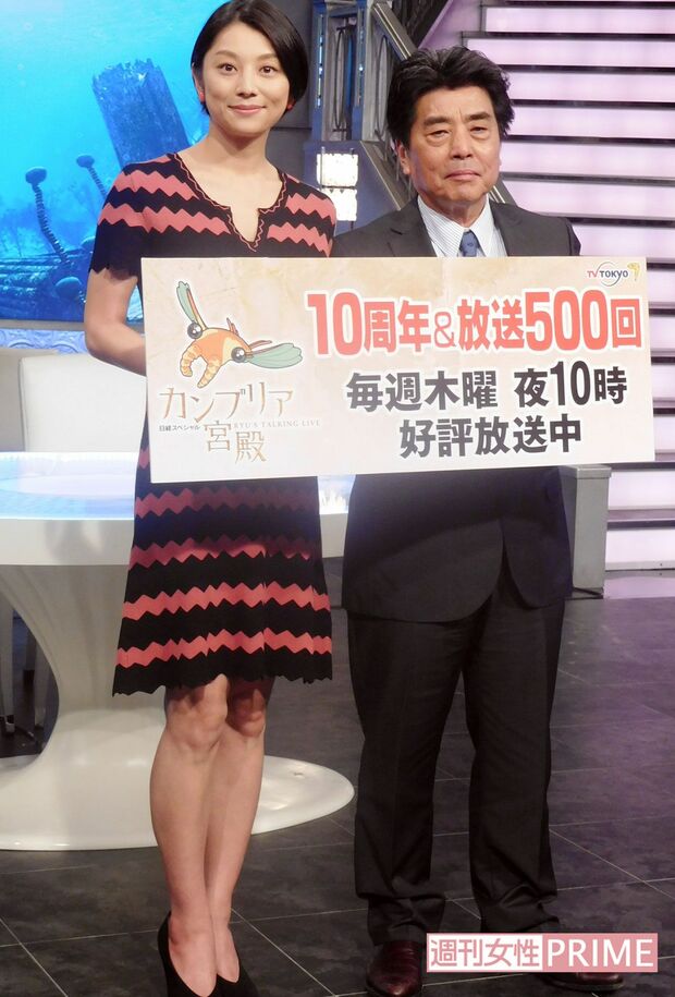 テレビ東京系『カンブリア宮殿』10周年&500回記念の会見に出席した小池栄子(左)と村上龍(2016年)