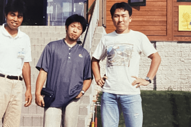 20代のときに大場さんの冒険学校に遊びに行った際の荻田さん（右）