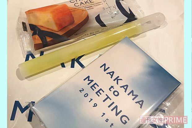 入場時にプレゼントされたチーズケーキ（CHI-ZU CAKE）、サイリウム（色はランダム）、キーホルダー／著者撮影