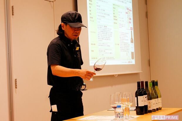 シニアソムリエ資格を持つ山田さんだけに、グラスを回す「スワーリング」も美技
