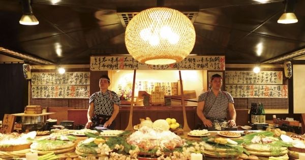  コの字のカウンターの目の前には、その日の新鮮な食材が並ぶ。こぢんまりとした空間で大スターと食事が楽しめる空間は、ここならでは。