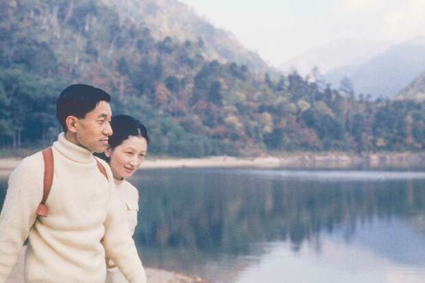 写真⑤陛下の思い出の地である日光の刈込湖でも仲睦まじく。昭和45（1970）年10月7日