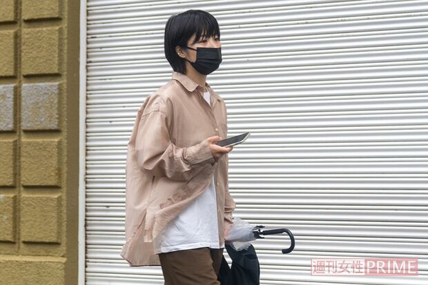 自宅マンションから駅へと向かう加納