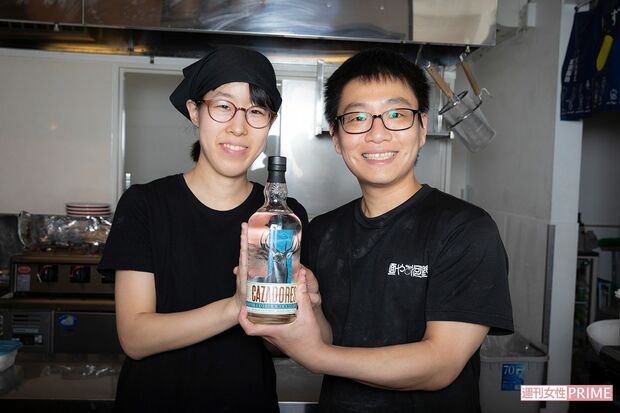 麺や河野を営む河野三英さん（右）