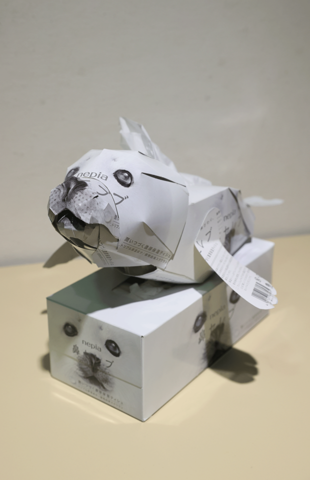 鼻セレブのあざらし・パッケージに描かれたタテゴトアザラシを表現。「四角い箱を丸みのある形にするために切り込みを入れて曲げる作業を繰り返しました」。数時間で完成したそう（撮影／吉岡竜紀）