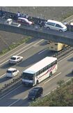 西鉄バスジャック事件 広島県の山陽自動車道を走行する乗っ取られた西鉄高速バス「わかくす号」=2000(平成12)年5月3日午後5時40分、共同通信社ヘリから 「ザ・クロニクル 戦後日本の70年」第12巻使用画像(P44)
