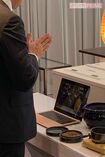 ライフエンディングテクノロジーズによるオンライン葬儀の様子。パソコン画面に向かって合掌する姿はけっこう衝撃的……
