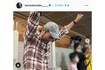 熱狂的に応援する阪神が日本一となり、両手を上げてガッツポーズをする渡辺謙(本人インスタグラムより)
