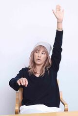 右腕が上がるのは、まだ肩の高さまでという梅宮アンナ。「今まで運動してきて柔軟性は高かった分、できないことがショックで」　撮影／吉岡竜紀