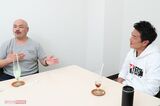 対談中のクロちゃん（左）と原田龍二（右）