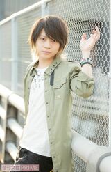 佐藤流司　撮影／伊藤和幸　スタイリスト／浜元理恵　衣装協力／elements,H(トップス2点)