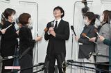 12月3日、都内で行われた謝罪会見で問い詰められ、天を仰ぐ渡部建