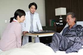 病床で気難しさの増した花山院長とも良好な関係を築くリカの狙いとは？　(c)フジテレビ