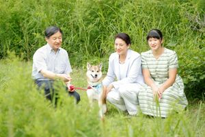 2019年8月　那須御用邸で愛犬の由莉と一緒にご静養。敷地内を散策するなど、愛子さまは高校最後の夏休みを満喫された