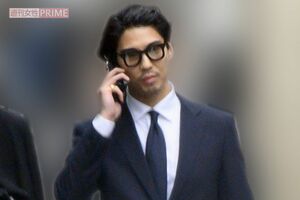 2024年4月、“ビジネスマン”スタイルで入学式に出席した賀来賢人