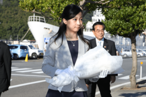 鳥取県を訪問中、戦時中に起きた貨物船「玉栄丸」の爆発事故の慰霊碑に供花する佳子さま（2015年9月）