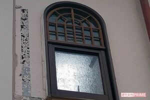 大家族が住む一軒家の窓には、元々「教会」だった名残がある