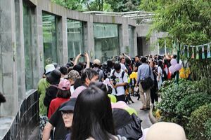 観覧エリアに並ぶファン。ガーランド装飾も 撮影/MESTY