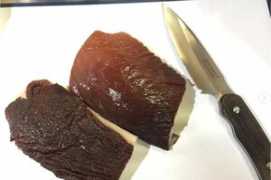 サバイバルナイフでタコを切る(小野容疑者のものと思われるツイッターより)