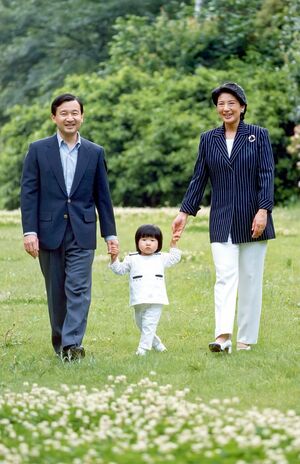 2003年のご成婚10年の際のご一家。東宮御所の庭で(写真/宮内庁提供)