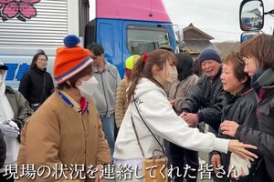 涙ぐむ被災者に声をかけ、はげます紗栄子（「Sae Channel」より）