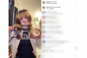 金具が破損した金メダルを手に「私のメダルにリボンは必要ないわ」とコメントしたフィギュアスケート団体の米国代表アリサ・リュウ（本人のインスタグラムより）