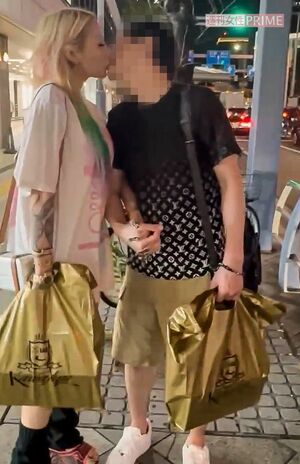 出会ったその日に交際することになり、路チューをする加藤紗里と新カレ