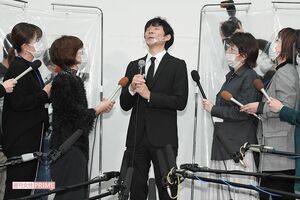 12月3日、都内で行われた謝罪会見で問い詰められ、天を仰ぐ渡部建