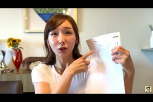 自腹で取った航空券の領収書を見せる加護亜依(公式YouTubeより)