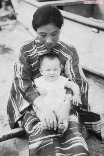 0歳の角野さんを抱く母