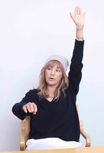 右腕が上がるのは、まだ肩の高さまでという梅宮アンナ。「今まで運動してきて柔軟性は高かった分、できないことがショックで」 撮影/吉岡竜紀