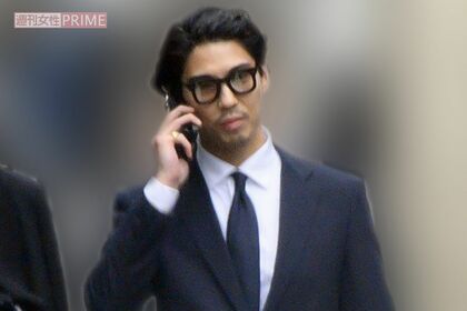 2024年4月、“ビジネスマン”スタイルで入学式に出席した賀来賢人