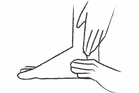 痛み・しびれを緩和する「坐骨神経痛」ケア（3）内くるぶしのマッサージ