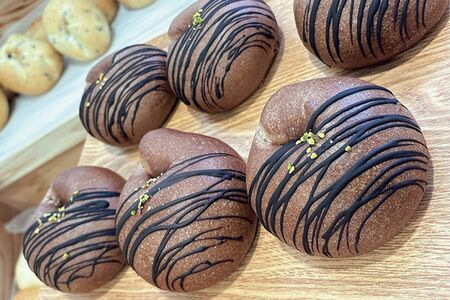 はやりのドバイチョコベーグルが味わえる「ドバイチョコレートベーグル」750円