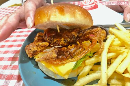 バンズの中からコンニチハ! 「ボク、オイシイヨ……コワクナイヨ」『ドムドムバーガー』の丸ごとカニバーガー