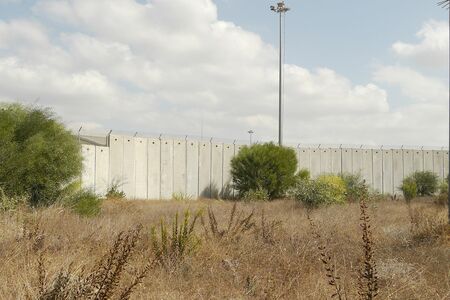 パレスチナ人が越えられない分離壁