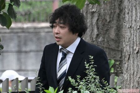 10月13日、東京地裁中目黒庁舎で本人尋問が行われスーツ姿で出廷した『flumpool』ギタリスト・阪井一生
