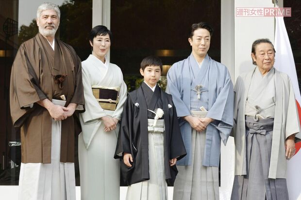 左からローラン・グナシア氏、寺島しのぶ、尾上眞秀、尾上菊之助、尾上菊五郎