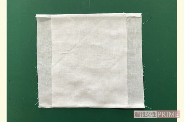 (3)ひっくり返して縫い代を内側に返し、アイロンをかけて縫い目から折る。