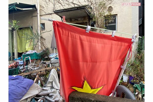容疑者宅前には大きなベトナム国旗が